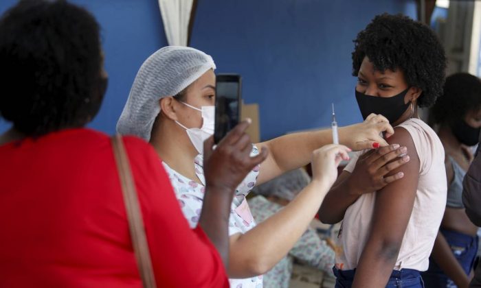 Vacinação em população de 18 anos ou mais no Polo Sanitário Washington Luiz, São Gonçalo, Rio de Janeiro (Fabiano Rocha/Agência O Globo)