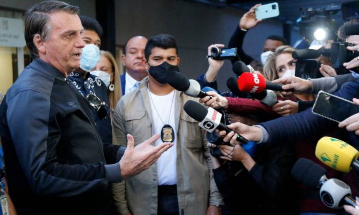 Sem máscara, Bolsonaro conversa com jornalistas na saída do Hospital Vila Nova Star, em São Paulo (Miguel Shincariol/AFP)