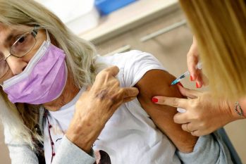 Mulher recebe terceira dose da vacina da Pfizer, liberada apenas para pessoas imunodeprimidas em Israel (JACK GUEZ / AFP)