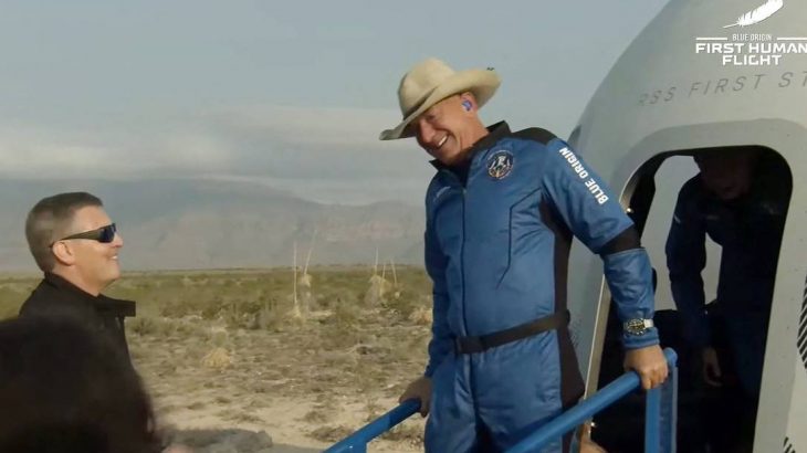 Jeff Bezos (à direita, usando um chapéu de caubói) deixando a cápsula da nave New Shepard,da Blue Origin (Handout/AFP) 