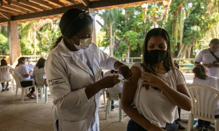 AstraZeneca garante alto nível de proteção após primeira dose, diz estudo