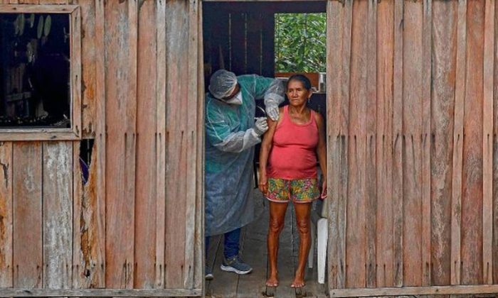 Notícias falsas sobre vacina deixam indígenas com medo, mostra documento do Ministério da Saúde