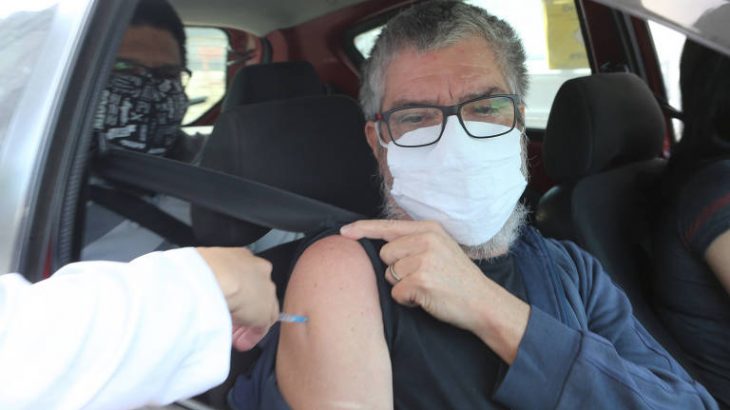 Homem recebe a primeira dose da vacina contra a Covid em Santo André (ABC) (Rivaldo Gomes/Folhapress)