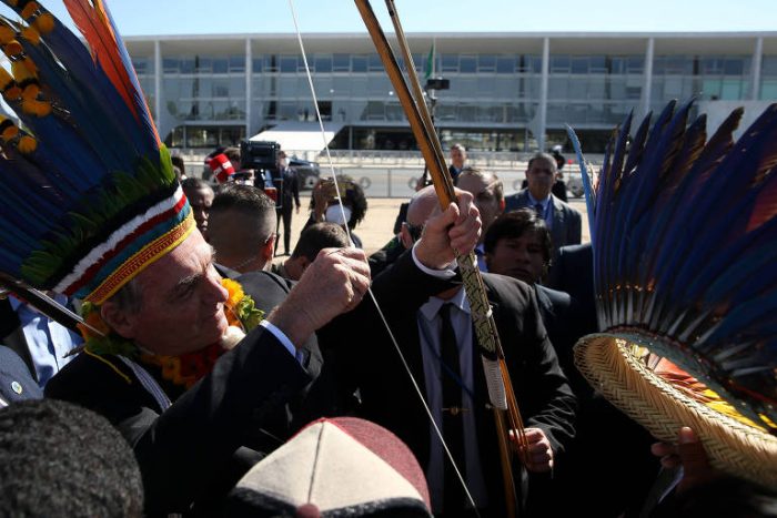 Sem máscara e de cocar, Bolsonaro promove aglomeração com indígenas pró-governo