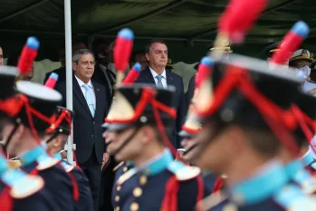 O ministro da Defesa, Braga Netto, ao lado do presidente Jair Bolsonaro durante cerimônia de entrega de Espadim aos cadetes da Aman. (Marcos Corrêa/PR)