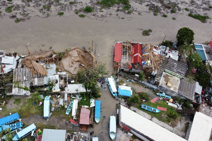 Enchente provocada pelo furacão Grace em Tecolutla, no Estado de Veracruz, no México (Jesus Alvarado/Xinhua)