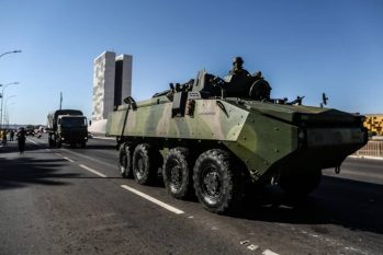 Bolsonaro recebe marcha de tanques no Planalto sem chefes de outros poderes