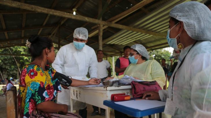 Profissionais de saúde atendem população da aldeia Campo Alegre, nos arredores de Tabatinga (AM) (Jorge William/Agência O Globo)