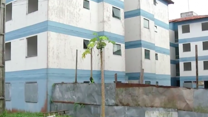 Obras de residenciais populares estão abandonadas, em Belém (Maria Goreth/Reprodução) 