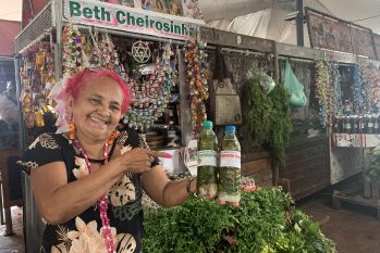 Dona Beth Cheirosinha é famosa por 'receitar' banhos e garrafadas especiais com ervas da Amazônia (Foto: Danilo Alves).  