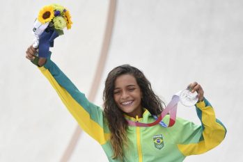 Rayssa Leal, a fadinha do skate, de 13 anos, exibindo a conquista da medalha de prata nas Olimpíadas de Tóquio (Tobby Melville/Reuters)