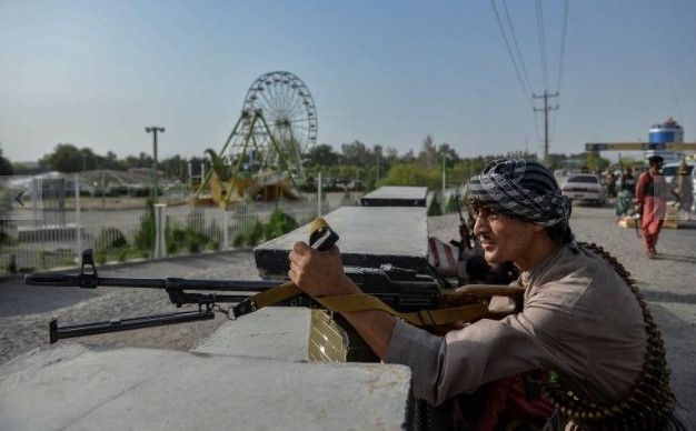 Exército afegão monta guarda contra o Taleban na província de Herat (Hoshang Hashimi/AFP)