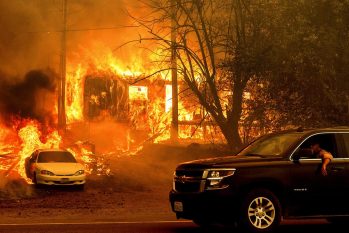 As chamas do incêndio florestal Dixie consomem uma casa na Rodovia 89 ao sul de Greenville, na Califórnia, em 5 de agosto de 2021 (Noah Berger/AP)