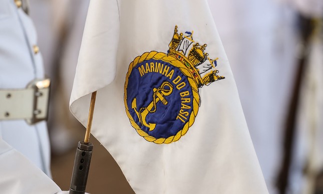 Bandeira com o distintivo da Marinha (Marcos Corrêa/PR)
