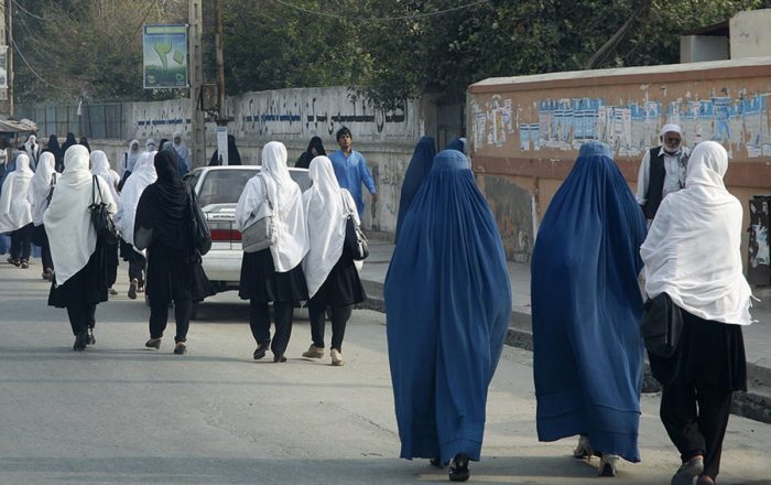 Militantes russas levam multa por organizar protesto em apoio a afegãs