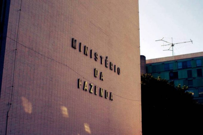 Governo reduz previsão oficial de crescimento da economia para 3%