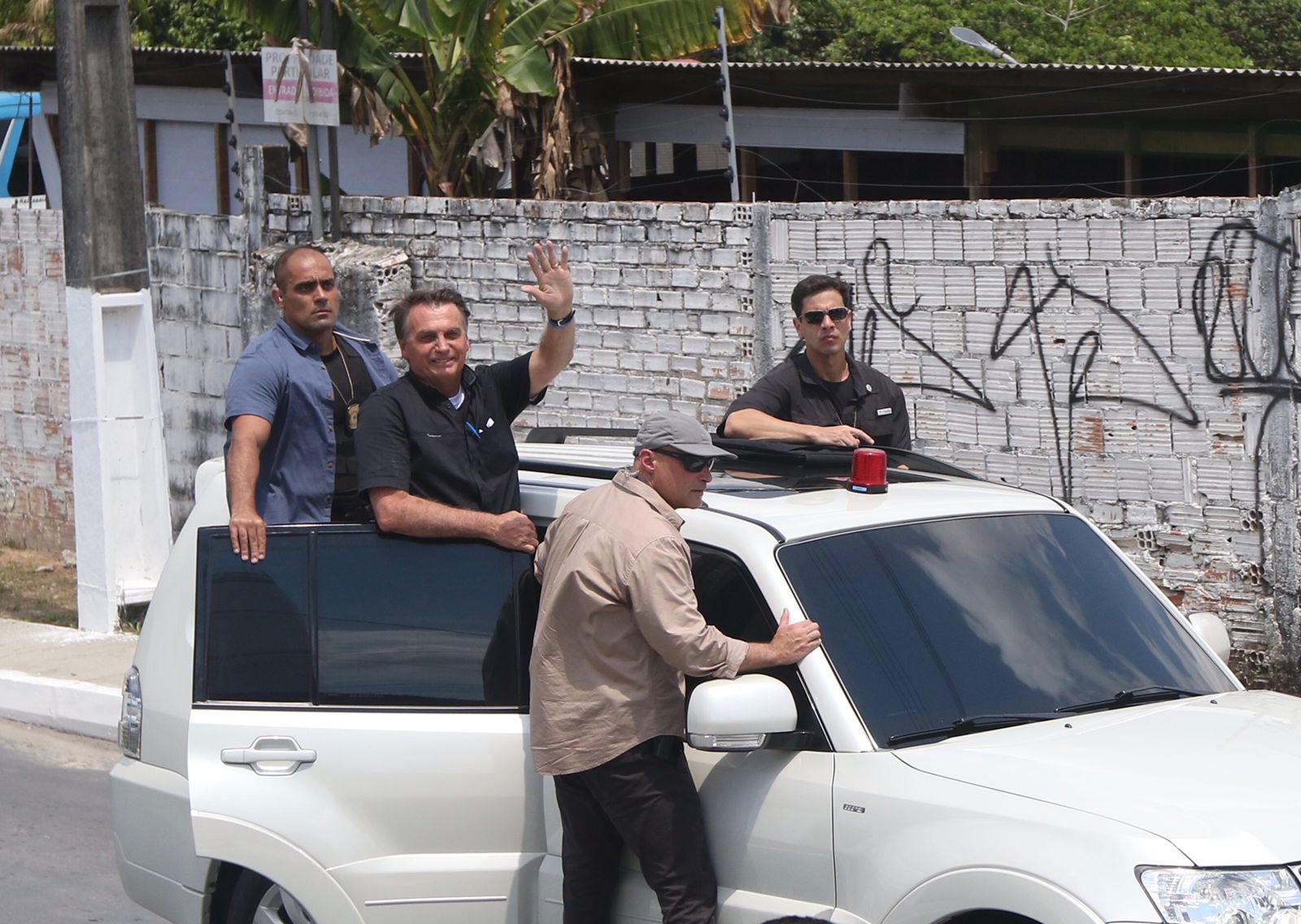 Bolsonaro inaugura residencial e ‘esquece’ crise de Saúde vivida em Manaus