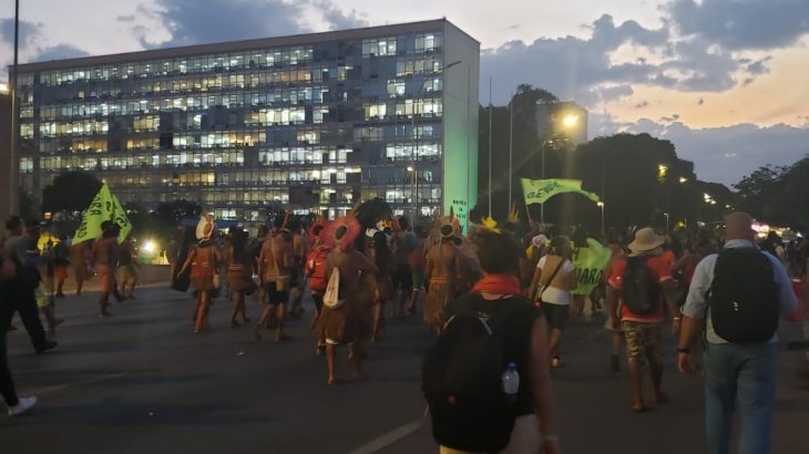 Indigenous people leave Três Poderes Square after new suspension of the Temporal Mark trial (Cassandra Castro/Cenarium) 
