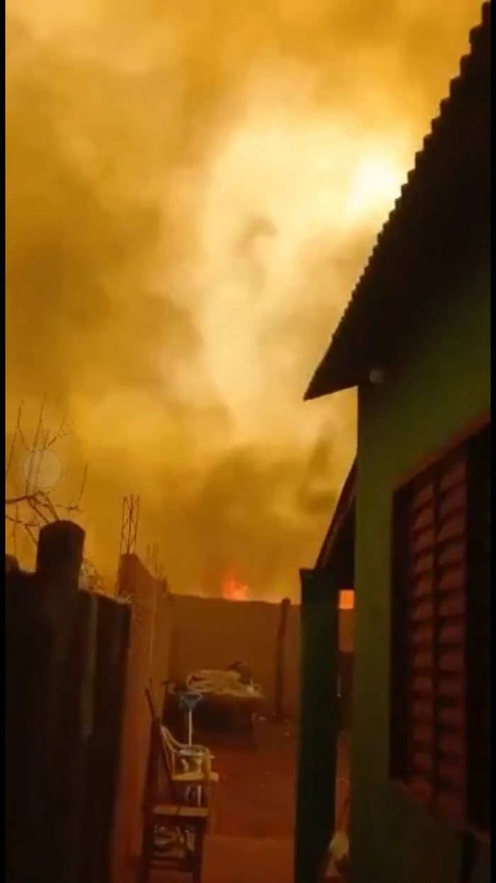 No MT, moradora chora ao ver fogo perto de casa após queimada rural; veja vídeo