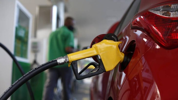 O litro da gasolina vendido por suas refinarias passará de R$ 2,78 para R$ 2,98, um reajuste médio de R$ 0,20 (Fábio Rossi / Agência O Globo)