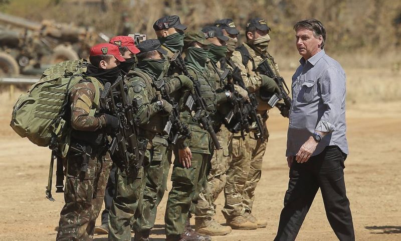 ‘Jamais seremos motivadores de qualquer ruptura’, diz Bolsonaro a militares