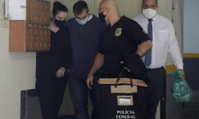 O secretário de Administração Penitenciária do Rio, Raphael Montenegro, é preso pela Polícia Federal em sua casa, na Urca (Gabriel de Paiva/Agência O Globo)