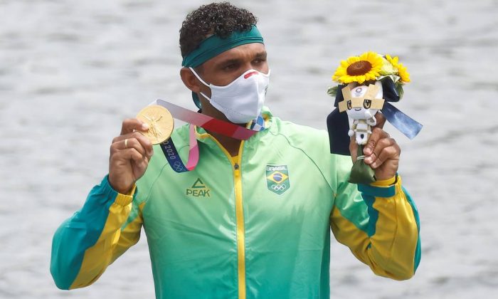 Isaquias Queiroz recebe a medalha de ouro no pódio da canoagem, em Tóquio (Maxim Shemetov/Reuters)