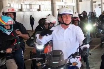 Bolsonaro passeia de moto, em Goiânia (Reprodução)