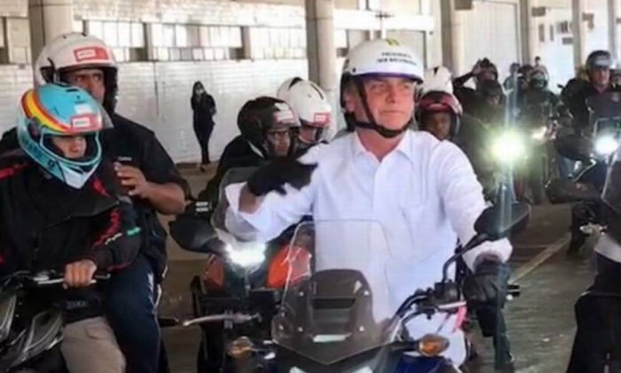 Jair Bolsonaro passeia de moto em Goiânia em horário de expediente