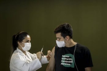 Vacinação de adolescentes no Rio de Janeiro (Gabriel de Paiva/Agência O Globo)