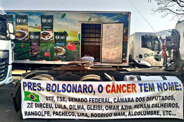 Caminhões bloqueiam a Esplanada e pressionam por invasão ao acesso do STF