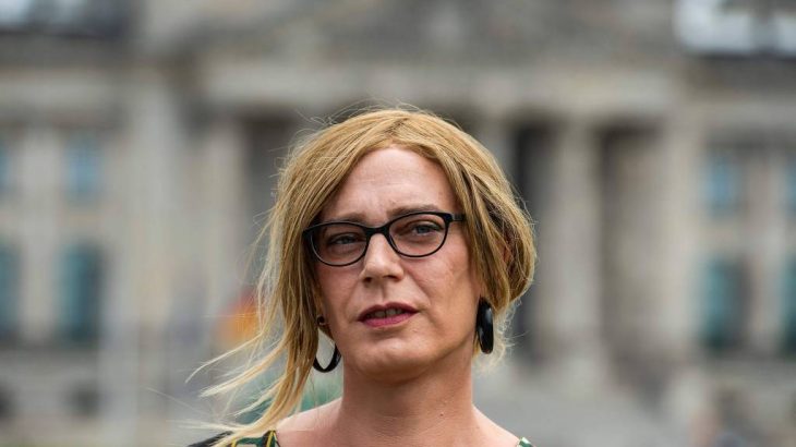 Tessa Ganserer, do Partido Verde, em frente ao parlamento alemão, seu local de trabalho nos próximos anos. (John Macdougall/ AFP)