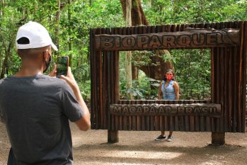 Turistas fazem foto em bioparque no Amapá. Foto: Divulgação/ Secom