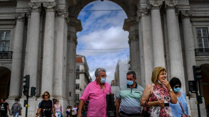 Pedestres em frente ao arco da Rua Augusta, em Lisboa | (Patrícia de Melo Moreira/AFP)