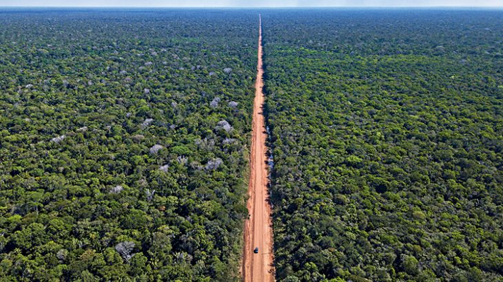 Drone view of the BR-319 highway between Igapó-Acú and Realidade. The highway, which is not paved, is the only access by land that connects Manaus to the rest of the country. (Lalo de Almeida/ Folhapress) 