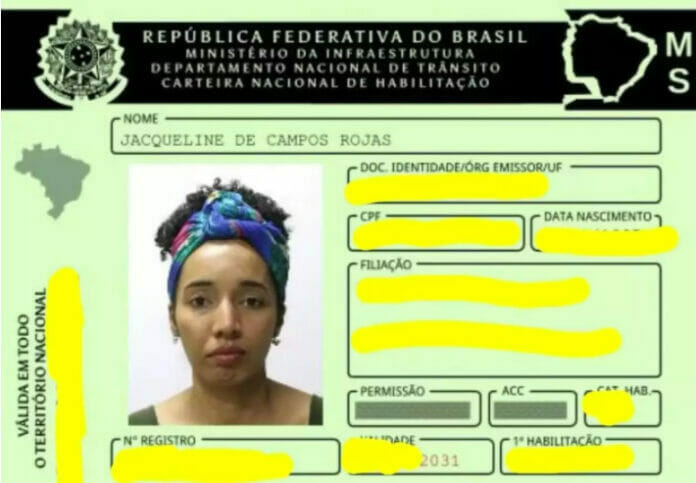 Psicóloga comemora conquista após lutar por uso do turbante em foto da CNH