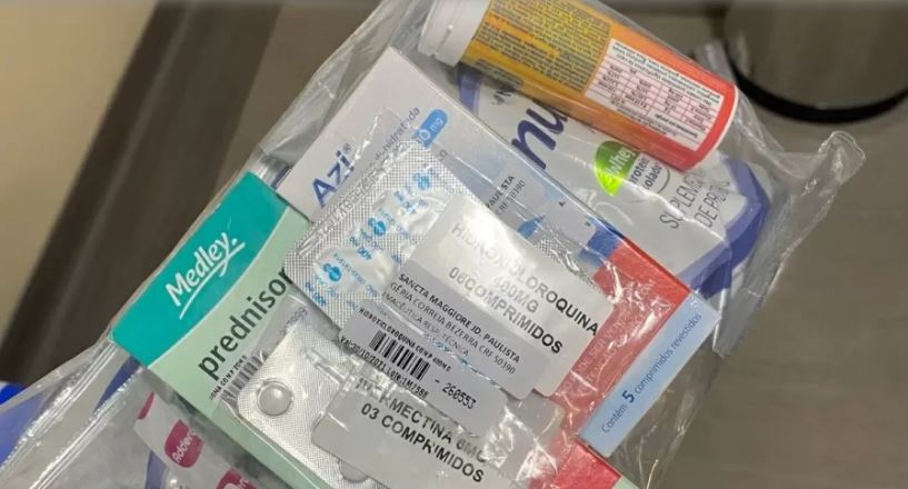 Um exemplar do chamado Kit Covid distribuído pela Prevent Senior, segundo profissionais que denunciam a empresa por supostas irregularidades. Na foto, o kit é composto por azitromicina (antibiótico), ivermectina (antiparasitário), hidroxicloroquina, corticoide, vitaminas e suplemento alimentar de proteína em pó. (Reprodução)
