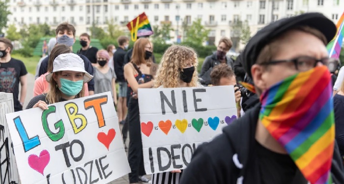 União Europeia ameaça suspender envio de R$ 126 milhões à Polônia por ‘zonas livres’ contra LGBTQ+