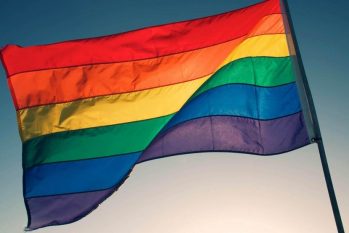 Bandeira LGBT, símbolo que é usado para representar a comunidade (Divulgação/Internet)