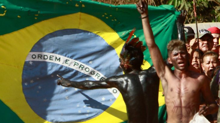 Registro mostra indígenas segurando a bandeira do Brasil como forma de luta pela sua independência (Ricardo Oliveira/ Cenarium)