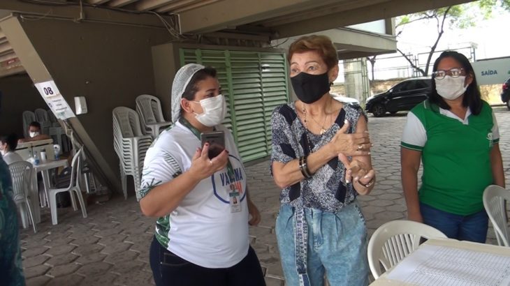 Norma Cabral ao lado dos profissionais da Saúde depois de tomar a dose de reforço. (Gabriel Abreu/Revista Cenarium)
