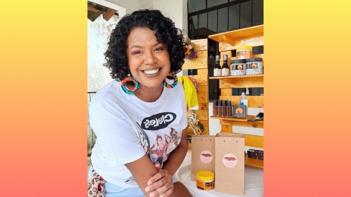 Mulher investe em acessórios e cosméticos para valorizar estética e cultura negra