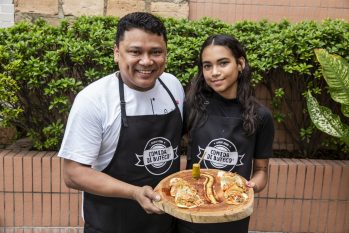 O chef Alysson e a 'assistente' Maria Eduarda com o prato vencedor do Comida Di Buteco 2020, 'Raízes de Caboclo' (Arquivo Pessoal/Reprodução)