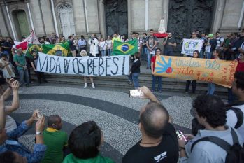 Grupo contrário à legalização do aborto reunido no centro do Rio, em junho (Gabriel Monteiro / Agência O Globo)