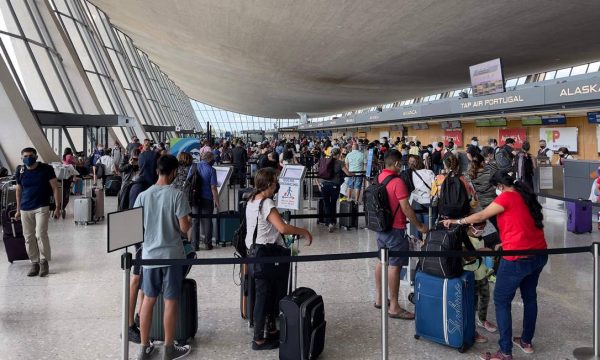 Passageiros aguardam em fila no Aeroporto Internacional de Washington, em Dulles, Virgínia. (Daniel Slim/ AFP)