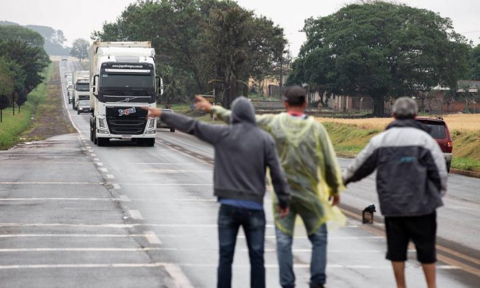 Com medo de uma nova greve entre os caminhoneiros, empresas aumentam frota própria