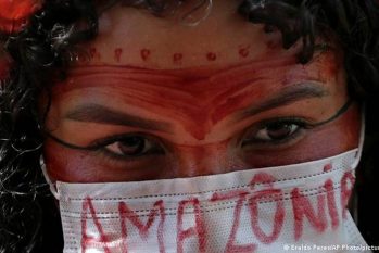 Mulher indígena protesta contra Bolsonaro em Brasília em abril de 2020 (Eraldo Peres/ AP Photo/ picture alliance)