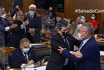 Randolfe Rodrigues tenta conter o relator Renan Calheiros de se aproximar de Jorginho Mello (Reprodução/TV Senado)