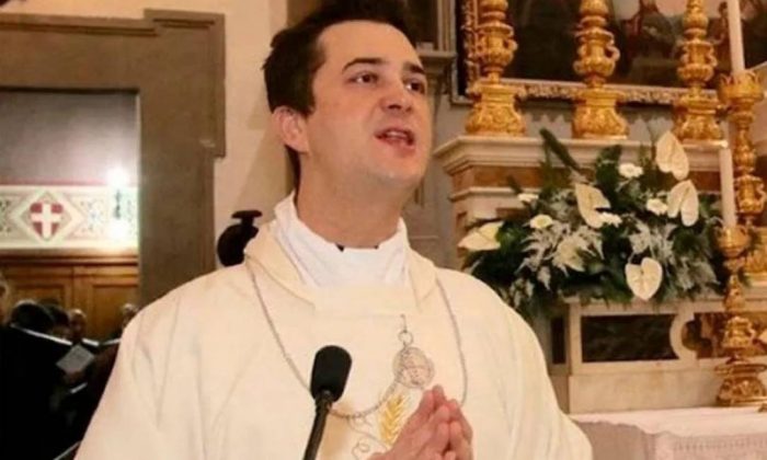 Padre é preso por tráfico de drogas, desvio de dinheiro e transmissão de HIV em orgias na Itália