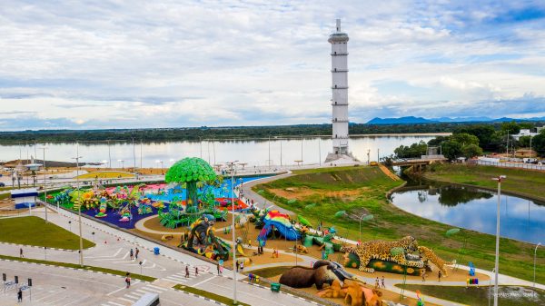 O parque foi construído na Orla do Rio Branco, um dos cartões-postais da cidade (Prefeitura de Roraima/Divulgação)